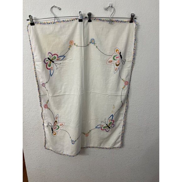 Crochet butterfly embroidered springtime butterfly lace edge tablecloth - Picture 2 of 7